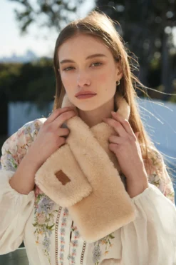 Ugg Curly Sheepskin Scarf -Ugg 20230615 OZwear23AW5870 scaled